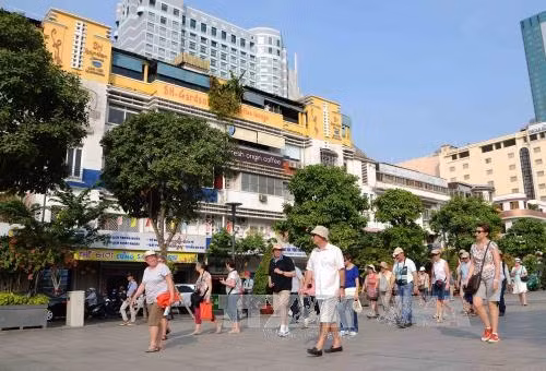 Du khách quốc tế tham quan phố đi bộ Nguyễn Huệ. Ảnh: An Hiếu – TTXVN