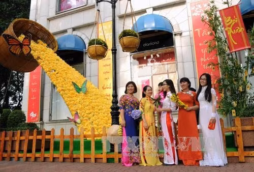 Người dân Thành phố tham quan, vui chơi tại khu vực trang trí Tết tại Trung tâm mua sắm Diamond Plaza, Quận 1, Thành phố Hồ Chí Minh. Ảnh: An Hiếu - TTXVN
