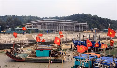 Cờ hoa rực rỡ đón Tết Nguyên đán trên các tàu thuyền ở đảo Cô Tô (Quảng Ninh. Ảnh: Văn Đức- TTXVN