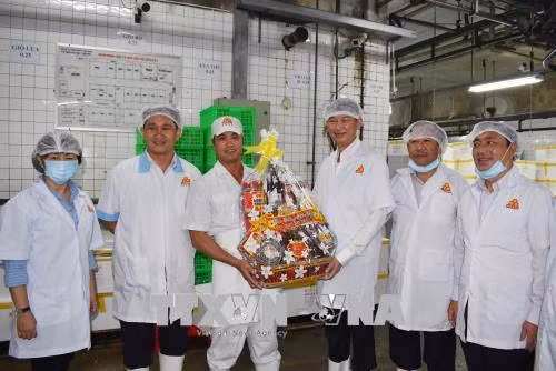 Ông Trần Vĩnh Tuyến, Phó Chủ tịch UBND Thành phố Hồ Chí Minh tặng quà Tết cho công nhân của Công ty cổ phần Việt Nam kỹ nghệ súc sản – Vissan Ảnh: Mỹ Phương - TTXVN