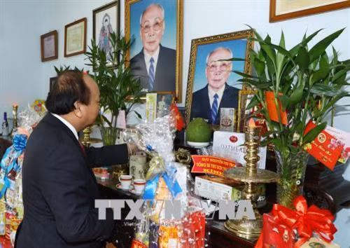 Nhân dịp đón Tết Cổ truyền Mậu Tuất 2018, ngày 10/2/2018, tại Thành phố Hồ Chí Minh, Thủ tướng Nguyễn Xuân Phúc đến thăm Nhà tưởng niệm và dâng hương Luật sư Nguyễn Hữu Thọ, nguyên Quyền Chủ tịch nước CHXHCN Việt Nam. Ảnh: Thống Nhất –TTXVN