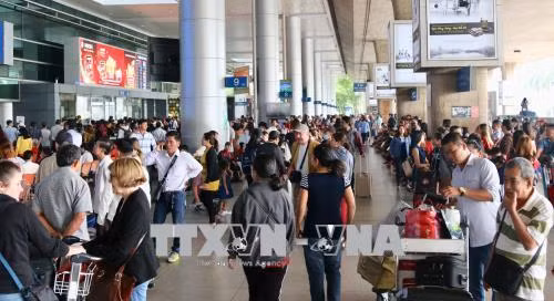 Người thân đón khách tại ga quốc tế sân bay Tân Sơn Nhất. Ảnh: Trần Xuân Tình-TTXVN
