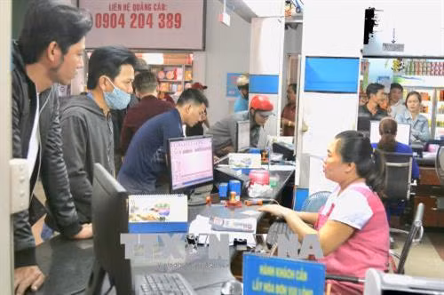 Hành khách mua vé tại ga Sài Gòn trong ngày 11/2/2018 (26 Tết). Ảnh: Trần Xuân Tình-TTXVN