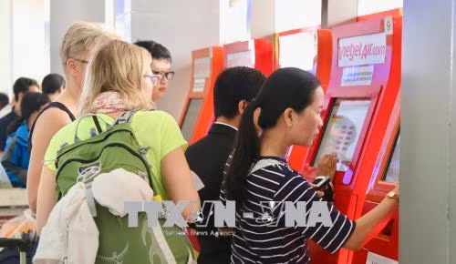 Sân bay Tân Sơn Nhất bố trí khu vực để hành khách tự check in thủ tục. Ảnh: Trần Xuân Tình-TTXVN