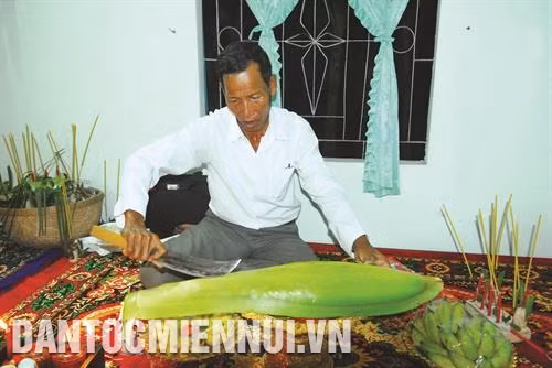Ông Achar thực hiện nghi thức cắt hoa cau, chính thức cho phép đôi trai gái thành vợ, thành chồng.