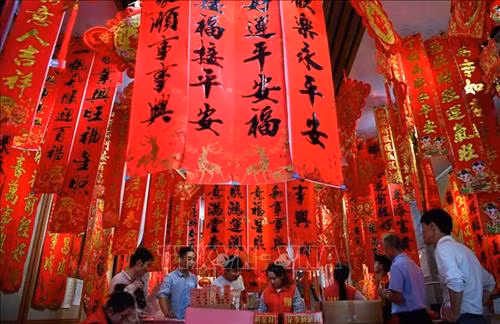 Tượng chú chuột vàng biểu tượng của Năm Canh Tý chào đón du khách tại Đền Tatsumizu ở tỉnh Mie, miền trung Nhật Bản. Ảnh: Kyodo/TTXVN Trang trí đèn lồng đón Tết cổ truyền Canh Tý tại Bắc Kinh, Trung Quốc. Ảnh: THX/TTXVN Các nghệ sĩ biểu diễn màn múa sư tử chào đón Tết Nguyên đán Canh Tý tại Liege, Bỉ, ngày 18/1/2020. Ảnh: THX/ TTXVN Đèn lồng rực rỡ sắc màu chào đón Tết Nguyên đán Canh Tý tại tỉnh Giang Tô, Trung Quốc, ngày 8/1/2020. Ảnh: THX/ TTXVN Người dân chọn mua câu đối chào đón Tết Nguyên đán Canh Tý tại khu chợ ở tỉnh Hải Nam, Trung Quốc, ngày 9/1/2020. Ảnh: THX/ TTXVN Trẻ em thưởng thức món ăn truyền thống trong dịp Năm mới tại tỉnh Giang Tô, Trung Quốc. Ảnh: THX/TTXVN Đèn lồng được thắp sáng rực rỡ để chào đón năm mới tại tỉnh Cam Túc, Trung Quốc, ngày 17/1/2020. Ảnh: THX/ TTXVN Đèn lồng đỏ trang trí tại khu phố người Hoa ở Yangon, Myanmar. Ảnh: THX/TTXVN Người dân mua sắm tại một siêu thị của người Hoa chuẩn bị đón Tết cổ truyền Canh Tý ở Toronto, Canada, ngày 21/1. Ảnh: THX/TTXVN Chào đón Năm mới 2020 trên đỉnh Núi Shiniu ở tỉnh Phúc Kiến, Trung Quốc. Ảnh: THX/TTXVN Người dân chiêm ngưỡng các tác phẩm tại Triển lãm đèn lồng nghệ thuật chào Năm mới ở thành phố Lâm Nghi, tỉnh Sơn Đông, miền đông Trung Quốc, ngày 4/1/2020. Ảnh: THX/ TTXVN Màn múa sư tử chào đón Tết cổ truyền Canh Tý tại khu phố người Hoa ở Manila, Philippines, ngày 25/1. Ảnh: THX/TTXVN Người dân thăm cung hoàng gia Gyeongbo ở Seoul, Hàn Quốc trong dịp Tết Canh Tý ngày 25/1. Ảnh: YONHAP/TTXVN Đèn lồng được thắp sáng rực rỡ để chào đón năm mới tại Khu tự trị dân tộc Choang Quảng Tây, Trung Quốc, ngày 17/1/2020. Ảnh: THX/ TTXVN Vũ công biểu diễn màn múa sư tử chào đón Tết Nguyên đán Canh Tý tại Kota Kinabalu, Sabah, Malaysia, ngày 11/1/2020. Ảnh: THX/ TTXVN