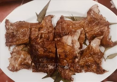 Món thịt chuột đồng nướng tươi ăn kèm rau răm luôn làm hài lòng những thực khách khó tính nhất. Ảnh: Công Mạo-TTXVN