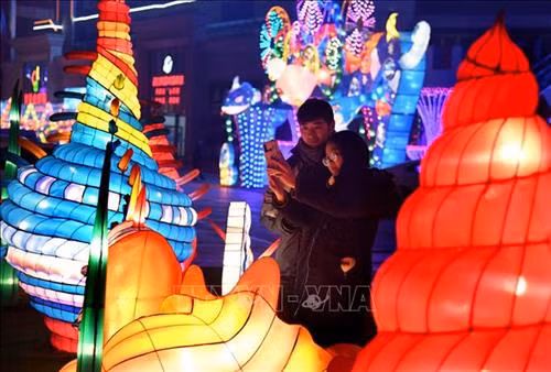 Tượng chú chuột vàng biểu tượng của Năm Canh Tý chào đón du khách tại Đền Tatsumizu ở tỉnh Mie, miền trung Nhật Bản. Ảnh: Kyodo/TTXVN Trang trí đèn lồng đón Tết cổ truyền Canh Tý tại Bắc Kinh, Trung Quốc. Ảnh: THX/TTXVN Các nghệ sĩ biểu diễn màn múa sư tử chào đón Tết Nguyên đán Canh Tý tại Liege, Bỉ, ngày 18/1/2020. Ảnh: THX/ TTXVN Đèn lồng rực rỡ sắc màu chào đón Tết Nguyên đán Canh Tý tại tỉnh Giang Tô, Trung Quốc, ngày 8/1/2020. Ảnh: THX/ TTXVN Người dân chọn mua câu đối chào đón Tết Nguyên đán Canh Tý tại khu chợ ở tỉnh Hải Nam, Trung Quốc, ngày 9/1/2020. Ảnh: THX/ TTXVN Trẻ em thưởng thức món ăn truyền thống trong dịp Năm mới tại tỉnh Giang Tô, Trung Quốc. Ảnh: THX/TTXVN Đèn lồng được thắp sáng rực rỡ để chào đón năm mới tại tỉnh Cam Túc, Trung Quốc, ngày 17/1/2020. Ảnh: THX/ TTXVN Đèn lồng đỏ trang trí tại khu phố người Hoa ở Yangon, Myanmar. Ảnh: THX/TTXVN Người dân mua sắm tại một siêu thị của người Hoa chuẩn bị đón Tết cổ truyền Canh Tý ở Toronto, Canada, ngày 21/1. Ảnh: THX/TTXVN Chào đón Năm mới 2020 trên đỉnh Núi Shiniu ở tỉnh Phúc Kiến, Trung Quốc. Ảnh: THX/TTXVN Người dân chiêm ngưỡng các tác phẩm tại Triển lãm đèn lồng nghệ thuật chào Năm mới ở thành phố Lâm Nghi, tỉnh Sơn Đông, miền đông Trung Quốc, ngày 4/1/2020. Ảnh: THX/ TTXVN Màn múa sư tử chào đón Tết cổ truyền Canh Tý tại khu phố người Hoa ở Manila, Philippines, ngày 25/1. Ảnh: THX/TTXVN Người dân thăm cung hoàng gia Gyeongbo ở Seoul, Hàn Quốc trong dịp Tết Canh Tý ngày 25/1. Ảnh: YONHAP/TTXVN Đèn lồng được thắp sáng rực rỡ để chào đón năm mới tại Khu tự trị dân tộc Choang Quảng Tây, Trung Quốc, ngày 17/1/2020. Ảnh: THX/ TTXVN Vũ công biểu diễn màn múa sư tử chào đón Tết Nguyên đán Canh Tý tại Kota Kinabalu, Sabah, Malaysia, ngày 11/1/2020. Ảnh: THX/ TTXVN