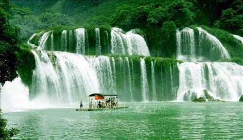 Vẻ đẹp kỳ vĩ của thác Bản Giốc (Cao Bằng). Ảnh: Phương Hoa - TTXVN