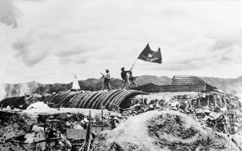 Chiều 7/5/1954, lá cờ "Quyết chiến - Quyết thắng" của quân đội ta tung bay trên nóc hầm tướng De Castries. Ảnh: Tư liệu TTXVN