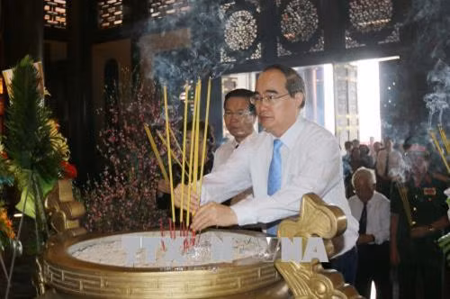 Bí thư Thành ủy Thành phố Hồ Chí Minh Nguyễn Thiện Nhân dâng hương các Anh hùng Liệt sĩ tại Đền Gia Định Khu Truyền thống cách mạng Sài Gòn - Chợ Lớn - Gia Định. Ảnh: Thanh Vũ-TTXVN