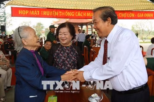 Phó Thủ tướng Thường trực Chính phủ Trương Hòa Bình với các đồng chí lão thành cách mạng tại buổi họp mặt Truyền thống cách mạng Sài Gòn - Chợ Lớn - Gia Định. Ảnh: Thanh Vũ-TTXVN