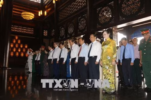 Đoàn đại biểu dâng hương các Anh hùng Liệt sĩ tại Đền Gia Định Khu Truyền thống cách mạng Sài Gòn - Chợ Lớn - Gia Định. Ảnh: Thanh Vũ-TTXVN
