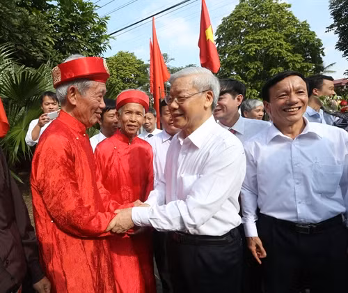 Tổng Bí thư Nguyễn Phú Trọng với nhân dân thôn Tháp Thượng, xã Song Phượng. Ảnh: Trí Dũng - TTXVN
