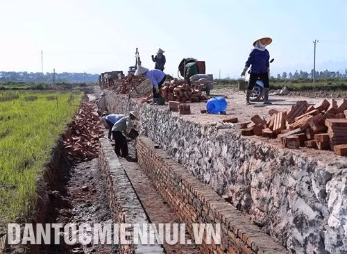 Đường giao thông nông thôn ở xã Song Phượng, huyện Đan Phượng khang trang, sạch đẹp. Ảnh: Vũ Sinh – DTMN Kiên cố hóa kênh mương và làm đường giao thông nội đồng ở xã Đốc Tín, huyện Mỹ Đức. Ảnh: Vũ Sinh – DTMN Trang trại trồng hoa Đan Hoài, thị trấn Phùng, huyện Đan Phượng được đầu tư sản xuất theo tiêu chí nông thôn mới. Ảnh: Vũ Sinh – DTMN