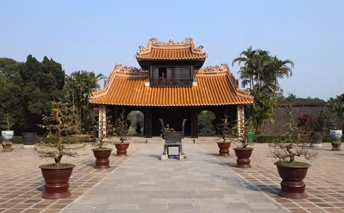 Cổng chính khu vực chánh điện trong lăng Tự Đức nhìn từ hướng chánh điện.
