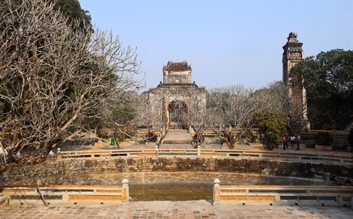 Quang cảnh khu lăng mộ trong lăng Tự Đức.