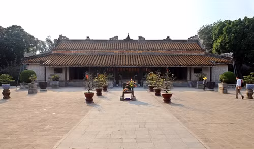 Tòa nhà chánh điện trong lăng.