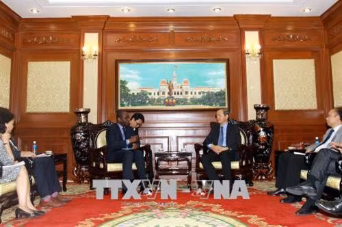 Phó Chủ tịch UBND Thành phố Hồ Chí Minh Lê Văn Khoa tiếp ông Adama Ouane, Giám đốc Tổ chức quốc tế Pháp ngữ. Ảnh: Thanh Vũ-TTXVN