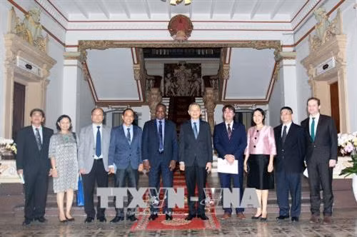 Phó Chủ tịch UBND Thành phố Hồ Chí Minh Lê Văn Khoa với ông Adama Ouane, Giám đốc Tổ chức quốc tế Pháp ngữ cùng các đại biểu. Ảnh: Thanh Vũ-TTXVN
