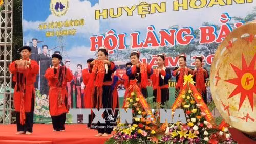 Giao lưu văn hóa văn nghệ giữa các dân tộc, các xã trong huyện Hoành Bồ. Ảnh: Văn Đức – TTXVN