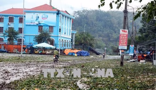 Tuyến đường Thanh Niên của thành phố Bắc Kạn ngập rác và lá cây sau trận mưa kèm gió lốc. Ảnh: Đức Hiếu - TTXVN