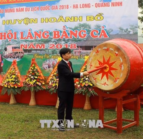 Bí thư Huyện ủy Hoành Bồ Nguyễn Anh Tú đánh trống khai hội làng người Dao. Ảnh: Văn Đức - TTXVN