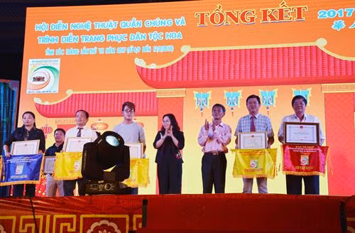 Trao giải nhất, nhì, ba phần hội diễn nghệ thuật quần chúng. Ảnh: Hoài Thu/TTXVN