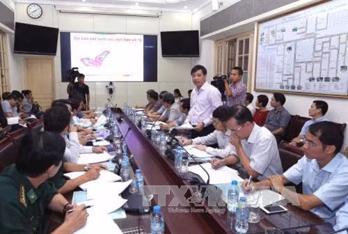 Sáng 13/9/2017, tại Hà Nội, Ban Chỉ đạo Trung ương về Phòng, chống thiên tai tổ chức họp triển khai ứng phó với cơn bão số 10 (tên quốc tế là Doksuri). Trong ảnh: Trưởng Ban dự báo Khí tượng Thủy văn Trung ương Hoàng Đức Cường báo cáo về diễn biến của cơn bão số 10. Ảnh: Vũ Sinh - TTXVN