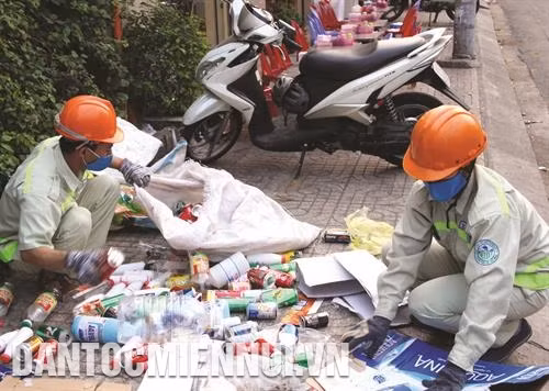 Công nhân Công ty dịch vụ công ích Quận 1 thực hiện thu gom rác đã được phân loại tại nguồn. Ảnh: Thanh Vũ Rác tái chế được tổ vệ sinh thu gom và chuyển về điểm tập trung. Ảnh: Thanh Vũ Công nhân vệ sinh thu gom rác thải tại các hộ dân. Ảnh: Thanh Vũ