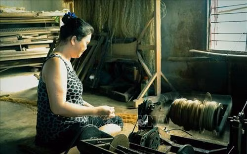 Công đoạn xe vuốt, cuộn sợi trước khi đem đi dệt. Ảnh: Nam Thái - TTXVN