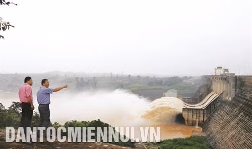 Hồ thủy điện Ya Ly xả lũ nhằm đảm bảo an toàn mực nước trong hồ chứa. Ảnh: Hoài Nam Trung tâm vận hành xả lũ tại Thủy điện Sê San 4. Ảnh: Hoài Nam 8 cửa xả lũ tại Thủy điện Sê San 4 đảm bảo mực nước an toàn. Ảnh: Hoài Nam Mực nước luôn được đảm bảo an toàn tại hồ thủy điện Ya Ly. Ảnh: Hoài Nam