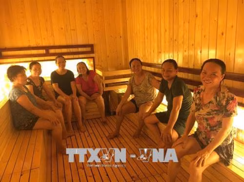 Người bệnh tham gia trị liệu được xông hơi thải độc tại Trung tâm. Ảnh: Đinh Hằng - TTXVN