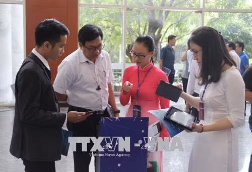 Các nhà đầu tư giới thiệu về công nghệ thực hiện chống ngập và xử lý nước thải. Ảnh: Xuân Dự - TTXVN