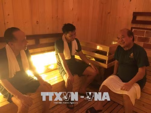 Người bệnh tham gia trị liệu được xông hơi thải độc tại Trung tâm. Ảnh: Đinh Hằng - TTXVN