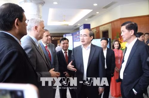 Bí thư Thành ủy Thành phố Hồ Chí Minh Nguyễn Thiện Nhân (thứ 2 từ phải sang) trao đổi với các chuyên gia nước ngoài dự hội nghị. Ảnh: Xuân Dự - TTXVN
