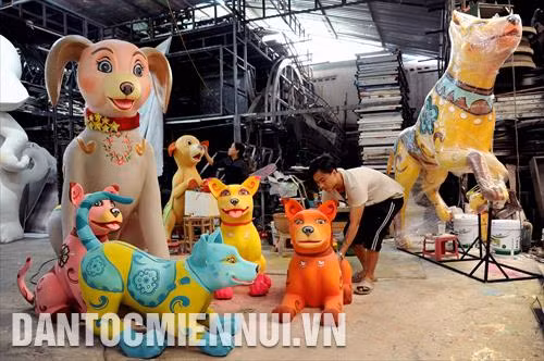 Cụm linh vật "Chó Phú Quốc" với nhiều màu sắc đang được hoàn thiện. Ảnh: An Hiếu