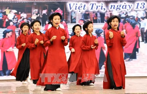 Tiết mục Hát Xoan tại Liên hoan Hát Xoan Thanh thiếu nhi thành phố Việt Trì (Phú Thọ). Ảnh: Trung Kiên – TTXVN