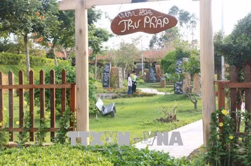 Vườn hoa thư pháp tại Khu du lịch văn hóa Phương Nam trong khuôn khổ diễn tra Tuần lễ du lịch Đồng Tháp năm 2018. Ảnh : Nguyễn Văn Trí - TTTXVN