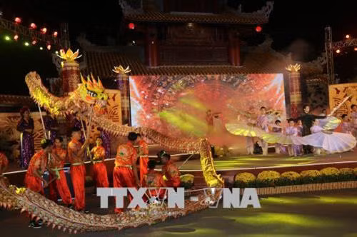 Văn nghệ Khai mạc Tuần lễ du lịch Đồng Tháp năm 2018. Ảnh: Nguyễn Văn Trí - TTXVN