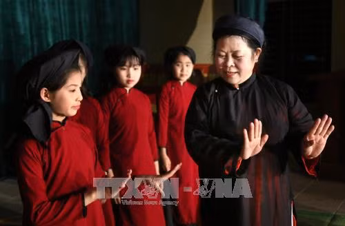Nghệ nhân Nguyễn Thị Lịch dạy Hát Xoan cho thế hệ trẻ kế cận của phường Xoan An Thái, xã Phượng Lâu, TP. Việt Trì (tỉnh Phú Thọ) . Ảnh: Trung Kiên – TTXVN