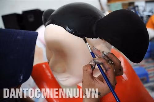 Một công đoạn vẽ trang trí các hình tượng đặc trưng của ngày Tết. Ảnh: An Hiếu