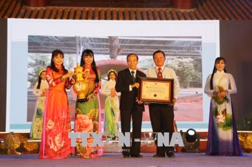 Trao Giấy chứng nhận kỷ lục Việt Nam chiếc trống độc mộc bằng gỗ sến lớn nhất Việt Nam cho Công ty TNHHMTV Khu du lịch văn hoá phương Nam. Ảnh : Nguyễn Văn Trí – TTXVN