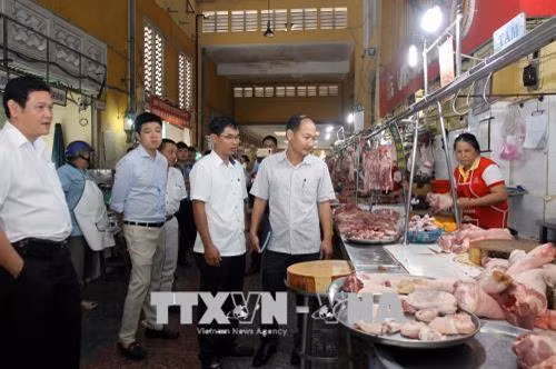 Đoàn công tác Sở Công thương Thành phố Hồ Chí Minh cùng Ban Quản lý An toàn thực phẩm Thành phố, UBND quận 1 và các phòng chức năng khảo sát về điều kiện, cơ sở vật chất – khu vực kinh doanh thực phẩm tại chợ Bến Thành để tiến đến công bố chợ thí điểm bảo đảm an toàn thực phẩm vào đầu quí II/2018. Ảnh: Thanh Vũ - TTXVN
