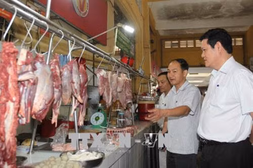 Đoàn công tác Sở Công thương Thành phố Hồ Chí Minh cùng Ban Quản lý An toàn thực phẩm Thành phố, UBND quận 1 và các phòng chức năng có buổi khảo sát về điều kiện, cơ sở vật chất – khu vực kinh doanh thực phẩm tại chợ Bến Thành. Ảnh: Thanh Vũ - TTXVN