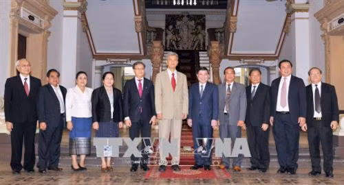 Ông Nguyễn Thành Phong, Chủ tịch Ủy ban nhân dân Thành phố Hồ Chí Minh và đoàn đại biểu lãnh đạo Thủ đô Viêng Chăn và các tỉnh Xiêng Khoảng, Át-ta-pư, Sa-vẳn-na-khẹt, Khăm Muộn của Lào. Ảnh: Xuân Khu - TTXVN