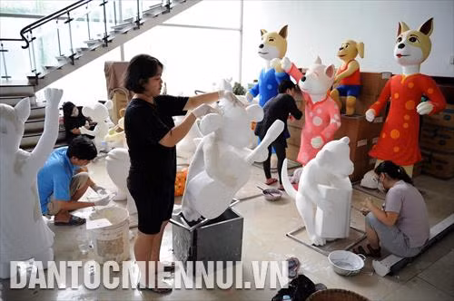 Các công nhân tích cực thực hiện công đoạn tạo hình, vẽ trang trí trên các hình tượng đặc trưng của ngày Tết tại một nhà xưởng của đơn vị thiết kế Đường hoa Nguyễn Huệ 2018. Ảnh: An Hiếu