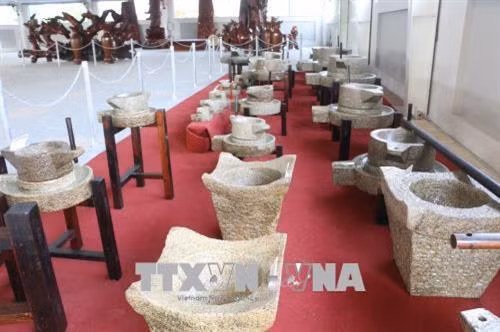 Triển lãm cổ vật cối xay bột tại Khu du lịch văn hóa Phương Nam trong khuôn khổ diễn tra Tuần lễ du lịch Đồng Tháp năm 2018. Ảnh: Nguyễn Văn Trí - TTXVN