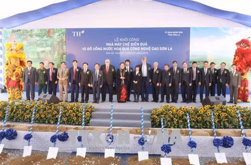Phó Chủ tịch Thường trực Quốc hội Tòng Thị Phóng với các đại biểu tại lễ khởi công nhà máy. Ảnh: Phương Hoa - TTXVN