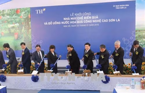 Phó Chủ tịch Thường trực Quốc hội Tòng Thị Phóng và các đại biểu làm lễ khởi công Nhà máy. Ảnh: Phương Hoa - TTXVN